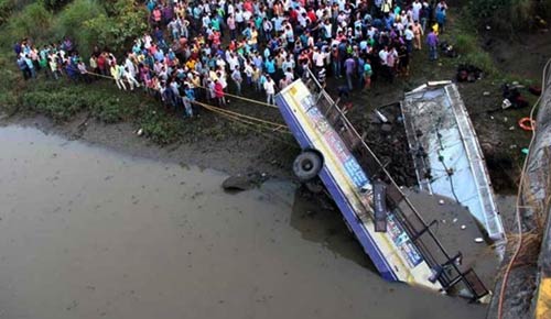 ভারতে যাত্রীবাহী বাস নদীতে: নিহত ৩৯
